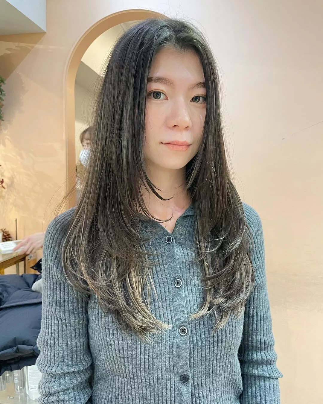 灰色頭髮造型推薦3：橄欖灰層次剪