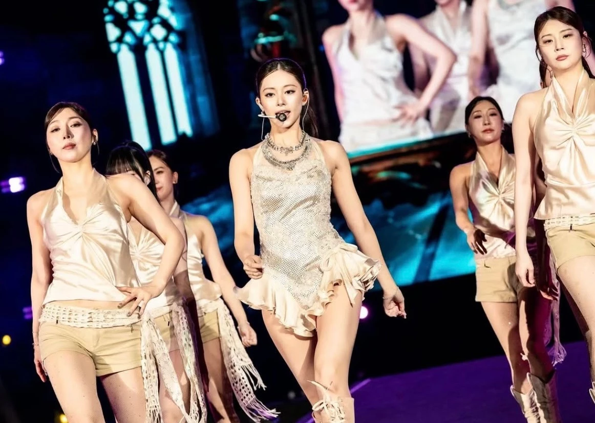其中台灣女孩周子瑜近年在台灣的曝光量也明顯升高,除了隨 TWICE 回到高雄、台北開唱,她也於今年成為 7-ELEVEN 品牌大使,並於上週登上「7-ELEVEN 高雄啤酒音樂節」擔任壓軸舞台,獻出出道以來在台灣的首場個人 Solo 演出,現場更聚集超過 3.5 萬粉絲齊聲應援。