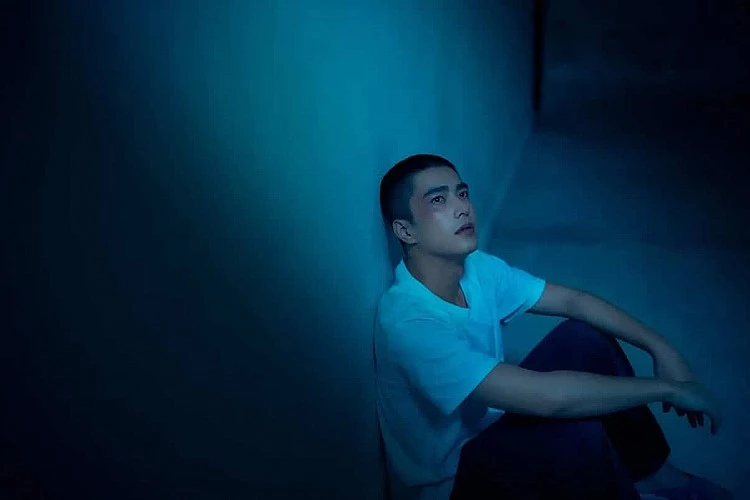去年由《想見你》團隊打造,曾敬驊、李沐、柯佳嬿主演的犯罪懸疑劇《如果我不曾見過太陽》,故事從一名年輕女子採訪惡名昭彰的連續殺人犯李壬曜展開,逐步揭開他從校園時期遇到初戀以及碰上暴力陰影之間的關係,曾敬驊在劇中不再只是詮釋青春感強烈的少年形象,而是挑戰背負罪惡、愛欲與傷痕的複雜角色,必須在脆弱、壓抑與失控之間切換,展現明顯的表演突破。