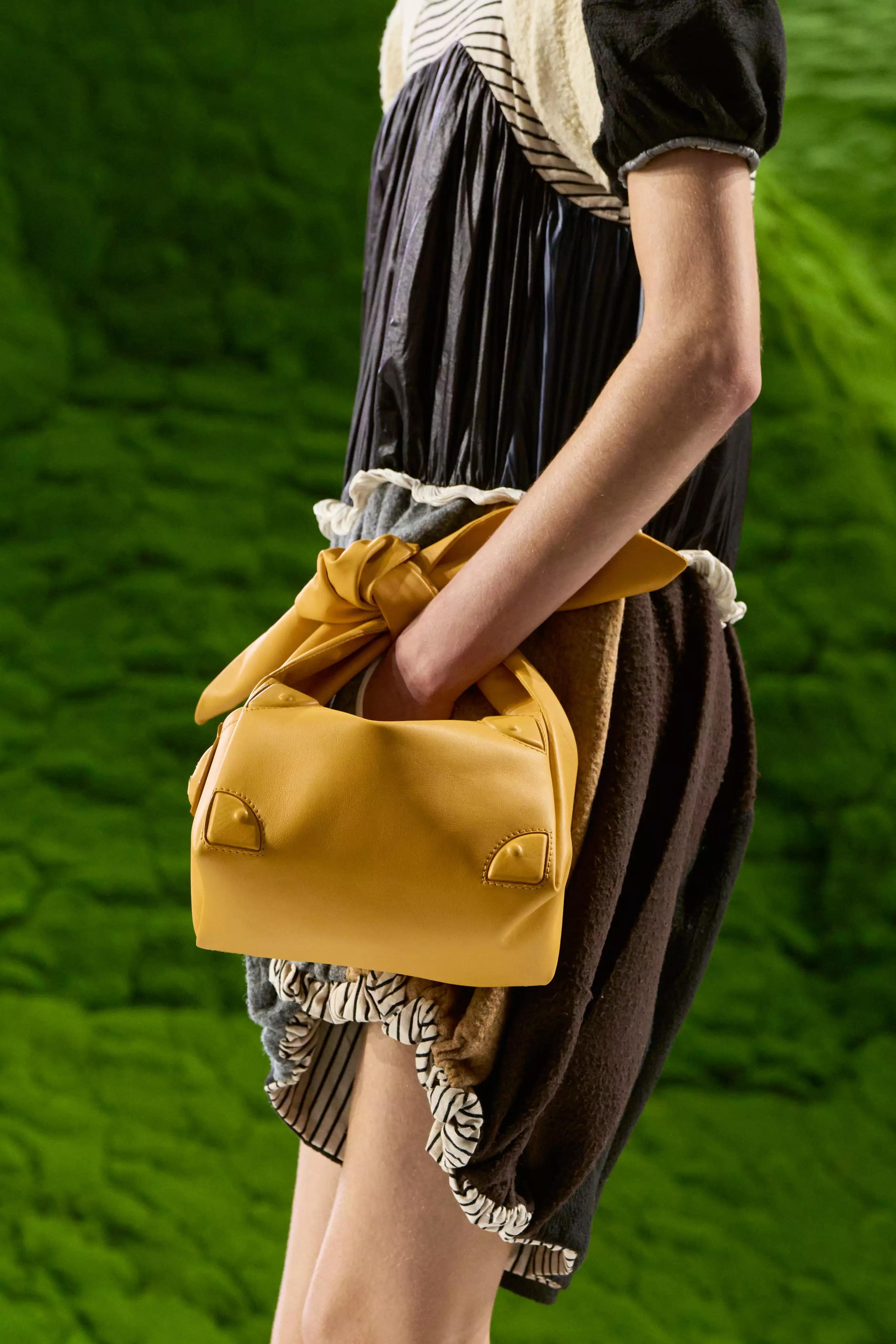 畢竟是從旅行硬箱與皮件起家，因此每一季LV秀場，包袋跟服裝絕對像是金馬獎的最佳女主角的“雙蛋黃”，而 2026秋冬在這點上相當完整，比如許多時髦女孩的第一款LV包「Noé 」回歸1932年原始比例與配色、金屬提把的水桶包、有著蝴蝶結扭結的“飯盒包”、以及預約熱銷榜的「老花後背包」，不只讓強化市場上對品牌營收的信心，更重要的是讓人很有購買慾望！