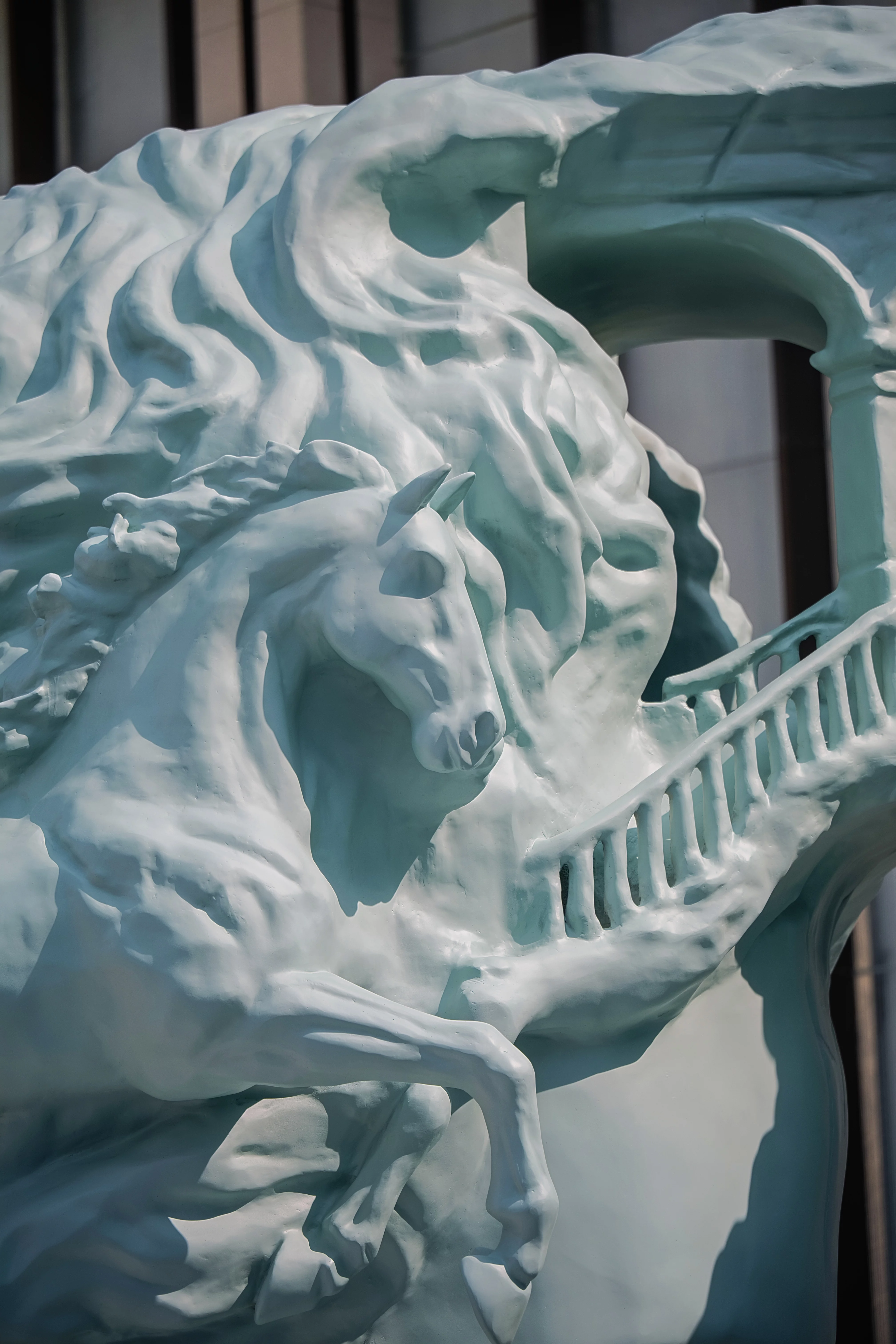 Daniel Arsham《夢幻之門》馬匹從結構深處破繭而出，表現的則是突破理性邊界的能量