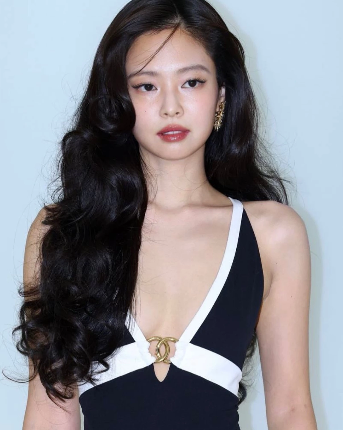 同樣來自 BLACKPINK  的 Jennie 位居第四，持續展現她在全球娛樂圈與精品時尚界的影響力。2026 年上半年，她透過個人音樂作品、國際品牌合作以及影視相關話題持續受到全球媒體高度關注。