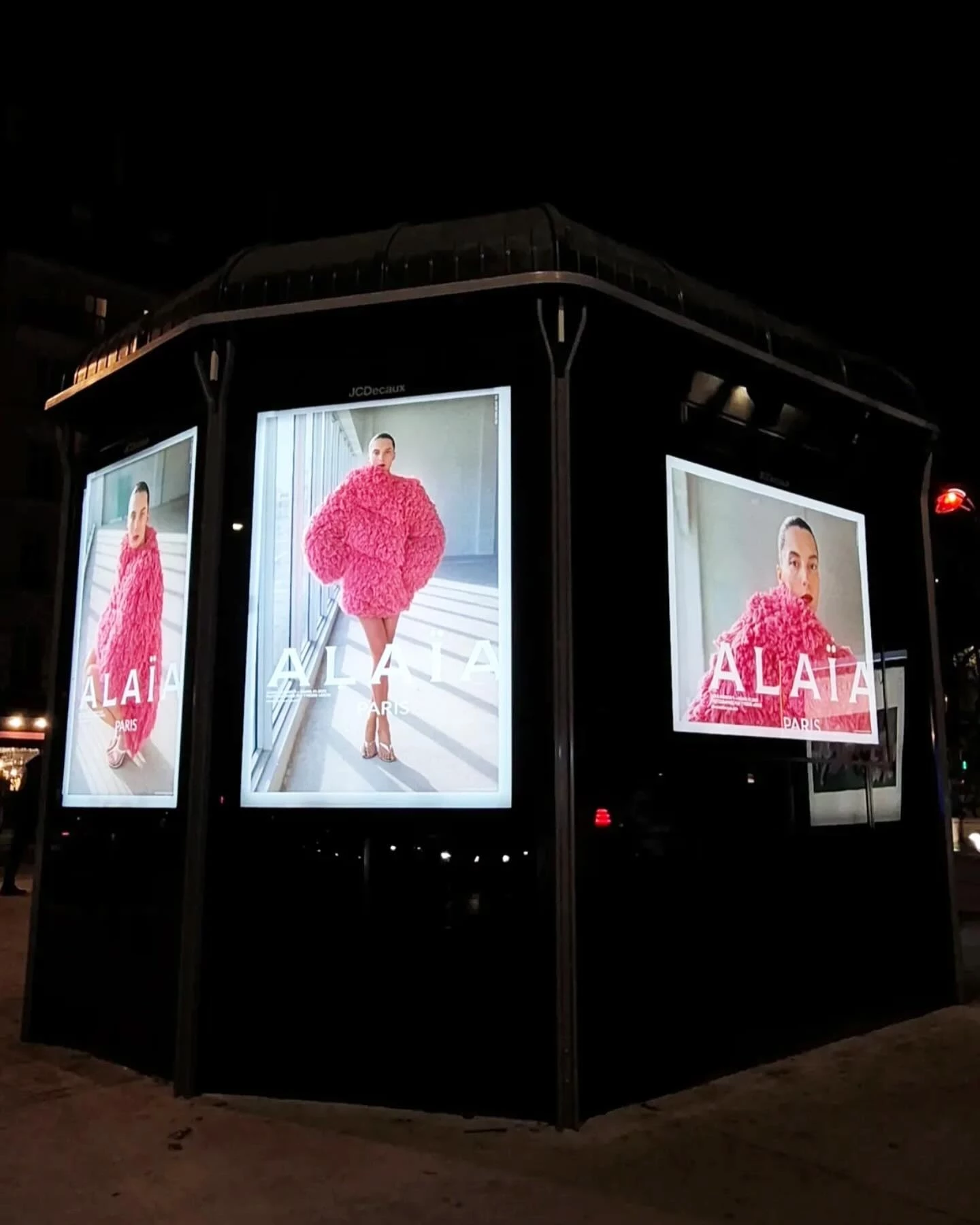 即便全球奢侈品市場景氣承壓，Alaïa 依舊逆勢交出漂亮成績單。在歷峰集團的財報會議中，品牌因 連續雙位數成長 被特別點名，成為集團內表現突出的亮點之一。 在 Pieter Mulier 的主導下，Alaïa 以「經典為本、創新為力」的產品策略成功發酵，不僅各大品類銷售表現平均亮眼，每一季推出的新系列也都獲得市場高度回應。穩定而強勁的成長動能，讓 Alaïa 不只站穩高端時裝位置，更持續放大品牌價值與全球影響力。