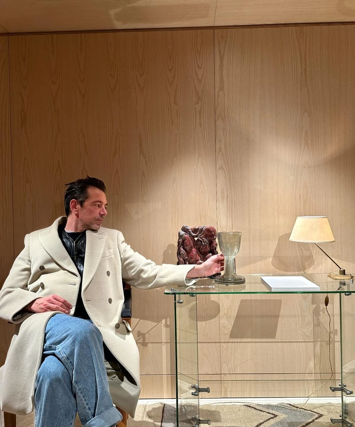 此次由 Prada集團拍板任命，Mulier 將接替 Dario Vitale，並向 Versace 執行董事長 Lorenzo Bertelli 匯報。據悉，他的 Versace 首場大秀最快將於今年9月登場，從 Alaïa 的極致剪裁走向 Versace 的張揚性感，會擦出什麼樣的新火花，時尚圈已全面倒數。