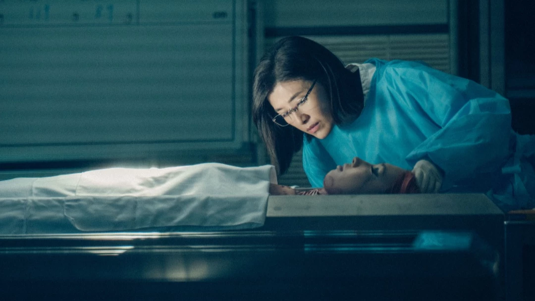 儘管許多人對蘇慧倫的印象都是玉女歌手,但她早在 1990 年代就跨足影劇圈,近年則以 Netflix《誰是被害者 2》重返影集演出,飾演冷靜的法醫薛欣寧,證明她並非只能演清純形象,而能進入犯罪、懸疑與成熟的女性角色。