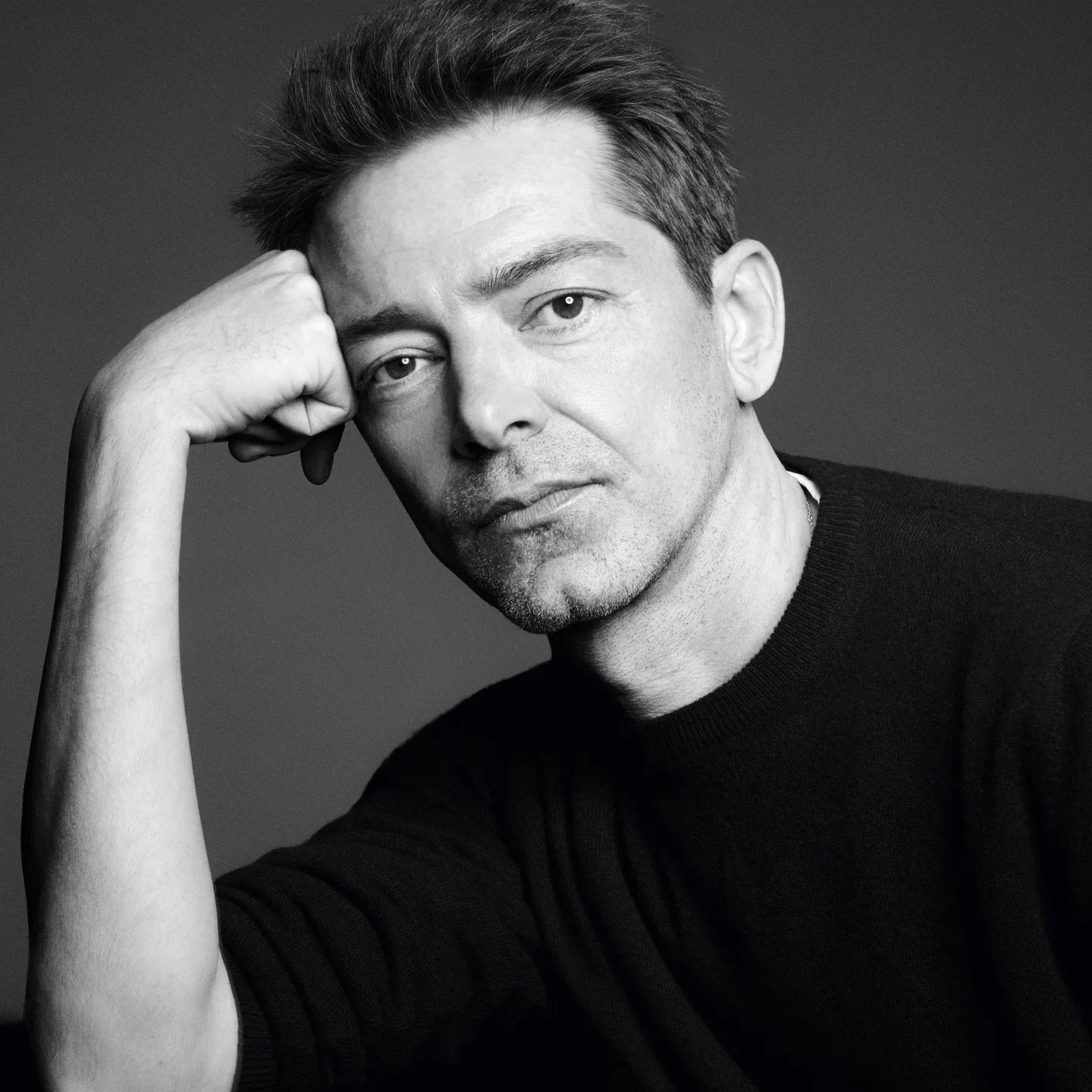 Pieter Mulier是比利時設計師，自2021年起擔任Alaïa創意總監。曾是Raf Simons的得力助手，曾跟著「師父」工作於Jil Sander、Dior及Calvin Klein等品牌，並在Jil Sander擔任配件總監四年。以建築背景培養的結構設計敏銳度，他以全新視角為Alaïa注入現代化美學。這是他首次獨立領導品牌，成功在業界與消費者間建立新時代的Alaïa形象，也贏得母公司歷峰集團的信任。