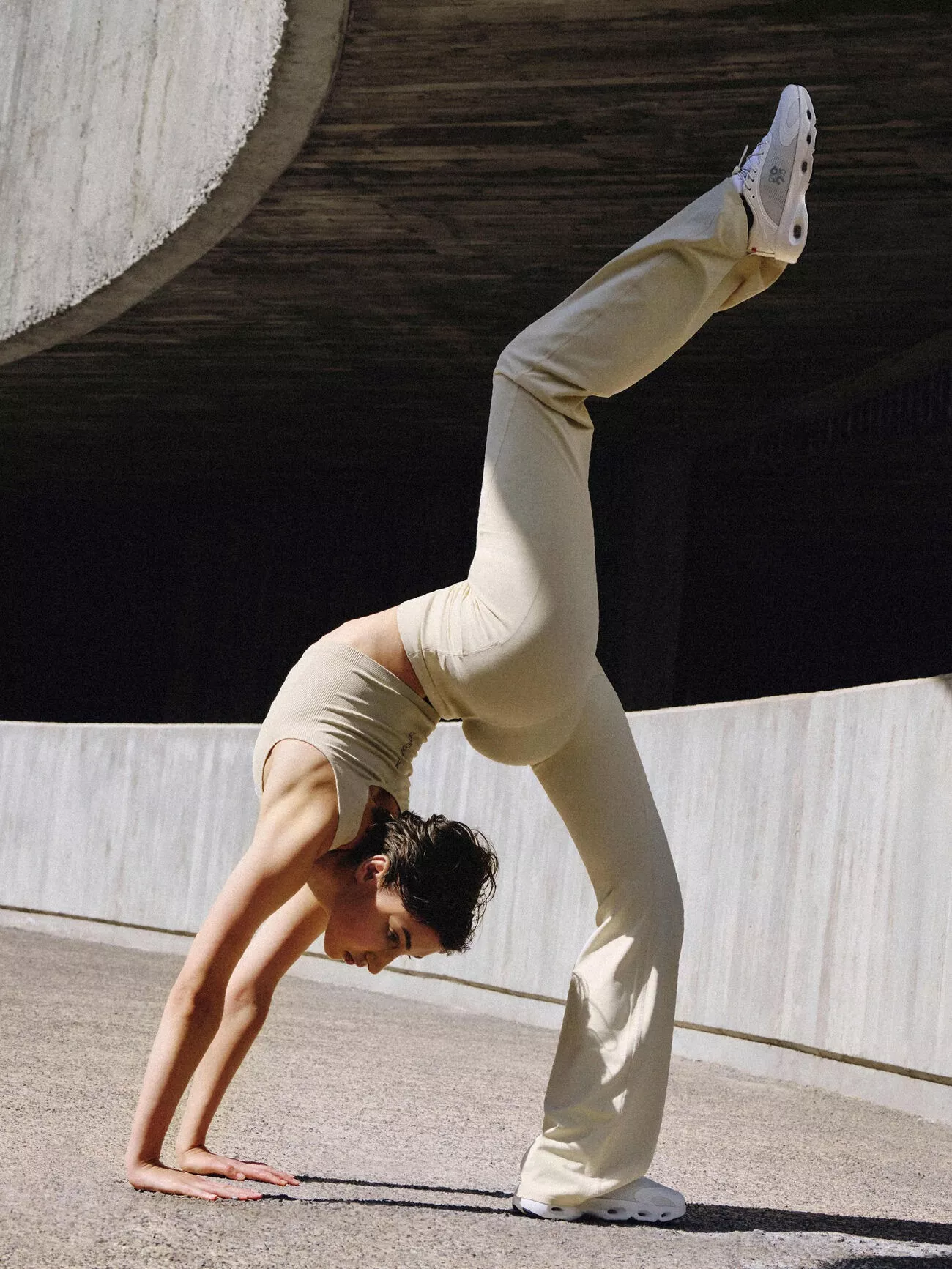 既有運動鞋該有的機能語言,又不會像純白那麼容易髒,也比全黑多了一點層次感。對品牌而言,灰色是降低退貨率、提高實穿率的穩定解;對消費者來說,則是能同時滿足比例修飾、日常耐看的高勝率選擇。整體來看,2026年的球鞋市場不再只比誰最誇張,而灰色,正是這一波理性消費回歸下,最安靜卻最強勢的贏家。
