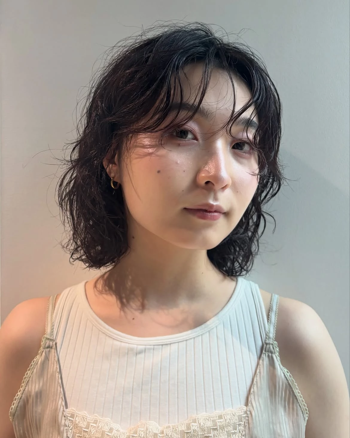 耳下捲短髮造型推薦2：濕感麥穗捲