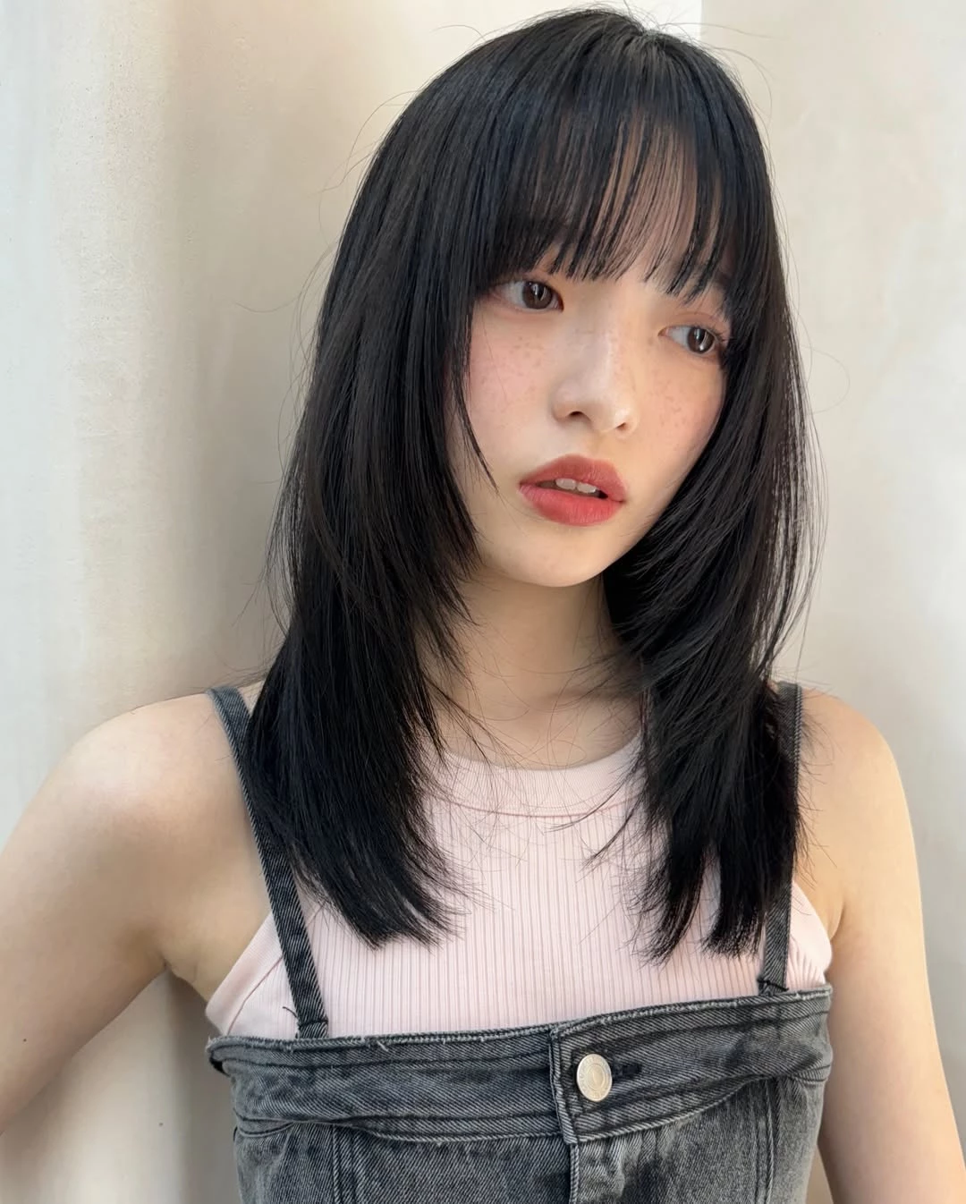 減齡黑直髮髮型推薦5：中長層次剪