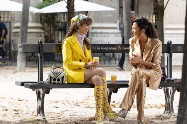 Netflix 打造的浪漫喜劇《艾蜜莉在巴黎》，故事圍繞在來自芝加哥的行銷人才 Emily Cooper，因工作機會來到巴黎，從一開始不懂法語、誤闖法式職場文化，到逐漸在歐洲建立事業、人際圈與感情關係。因為同時集結巴黎、時尚與滿滿天菜帥哥等誘人元素，自 2020 年 10 月開播以來話題不斷。