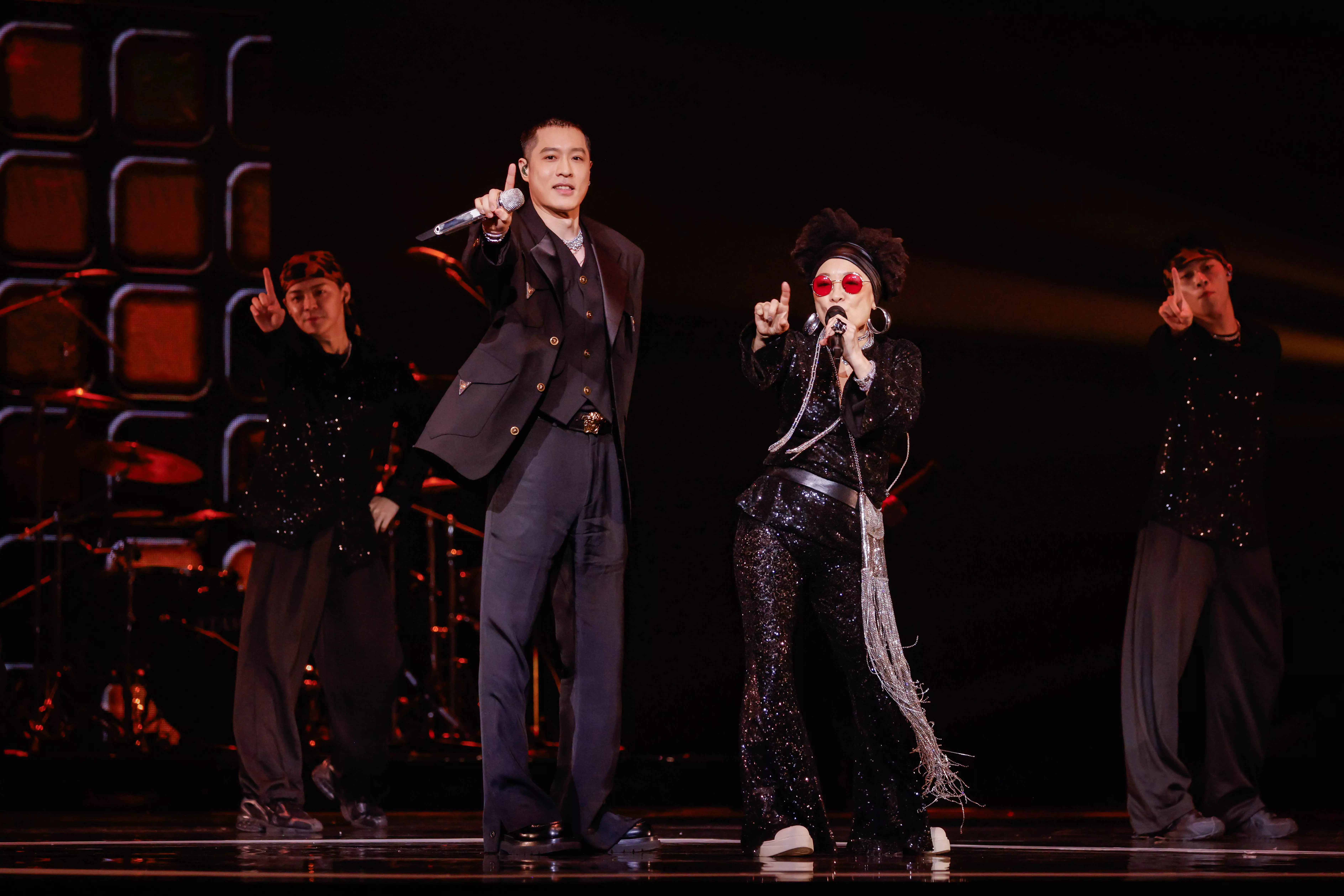  出道超過 40 年的「樂壇傳奇」比莉姐今晚與入圍「金曲歌王」的兒子周湯豪一起擔任頒獎嘉賓,比莉先帶來〈比莉卡厲害〉、〈熱情的沙漠〉、〈三天三夜〉等歌曲,接著周湯豪帶來〈帥到分手〉、〈Circus Monkey〉、〈雙截棍〉勾起全場回憶殺,最後兩人合唱〈什麼都不必說〉完美默契贏得滿堂彩。
