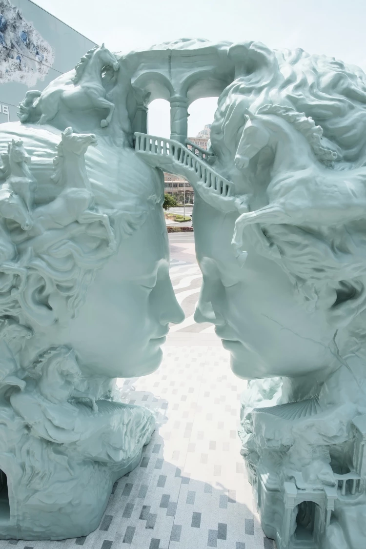 Daniel Arsham 是Dior、Tiffany、Disney甚至IKEA都同欽點的藝術家,更曾與先前替星宇航空飛機換上新衣的當代日本藝術大師空山基攜手創作,從時尚、珠寶到娛樂,Daniel Arsham可以說是當代跨度最廣的先鋒藝術家之一。