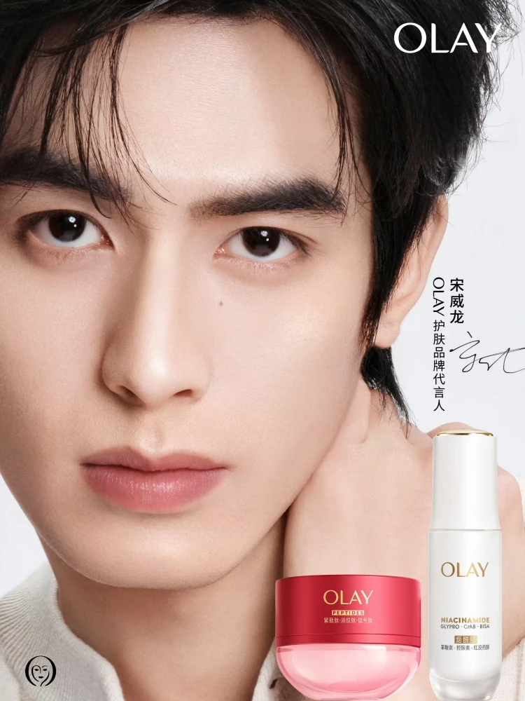 Olay於3月宣布宋威龍出任護膚品牌代言人,這也是他 27 歲生日季的首個全新代言。在品牌主視覺中,他以淺色針織衫搭配紅潤膚色入鏡,演繹品牌經典紅罐,展現乾淨透亮的男神級膚況。憑藉《驕陽似我》熱播後快速攀升的商業價值,宋威龍此次跨足護膚領域,象徵品牌方對其形象與影響力的高度肯定。