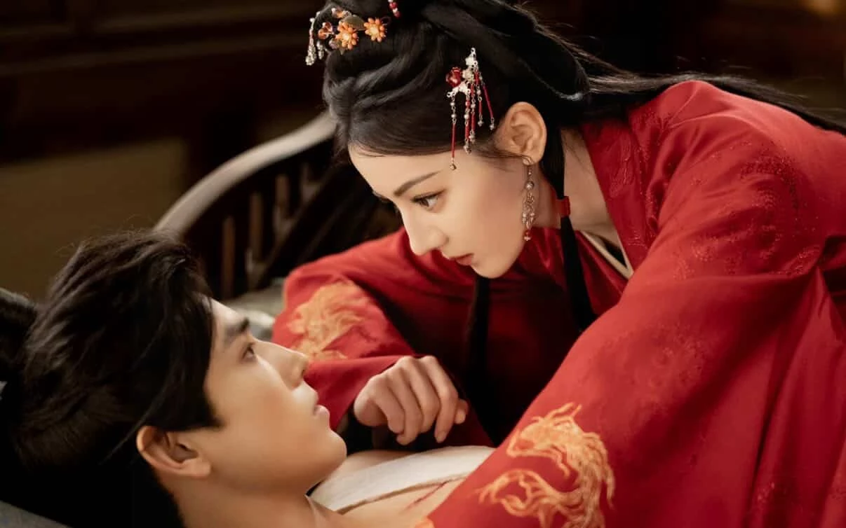集結迪麗熱巴、陳飛宇、魏哲鳴、張儷...等大咖演員主演的奇幻古裝劇《白日提燈》，故事改編自晉江文學城作家黎青燃同名小說，劇情講述維持少女容貌、卻已活了數百年的鬼王賀思慕，在覓食時遇見少年將軍段胥，段胥身上帶著她故人之物，使她開始懷疑他的真正身份。