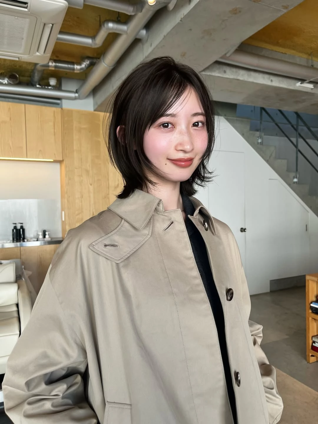 減齡鎖骨剪中短髮推薦4：肩上貓剪