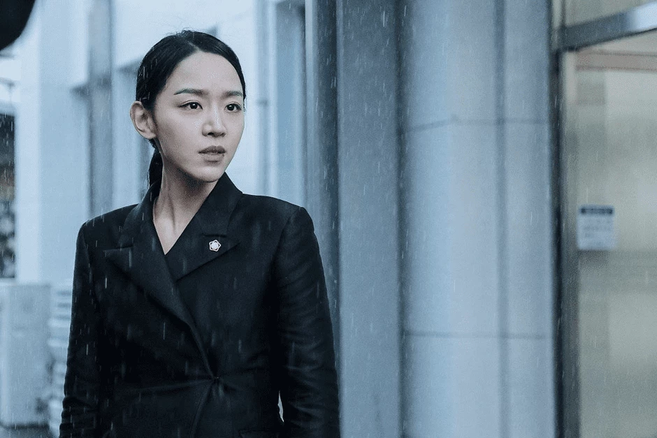《翻供》則為申惠善首部擔任女主角的電影作品，講述由裴宗玉飾演的失智症母親，因為被懷疑在葬禮上下毒，導致村里多人死亡，而身為首爾大律師的女兒要為自己的母親翻供。