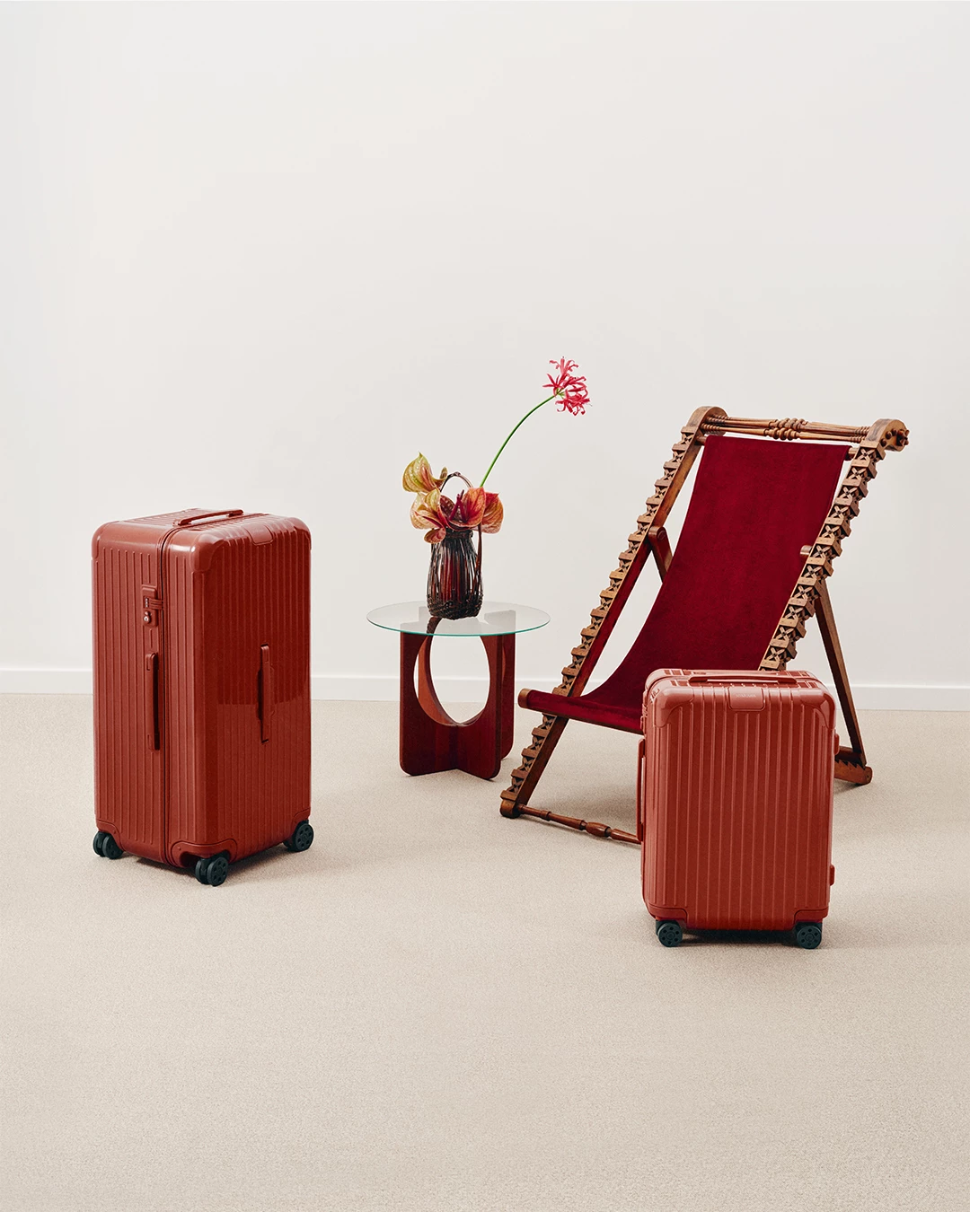 如果喜歡更輕量化的行李箱，Rimowa Essential系列是許多旅人的入門首選，這款箱體採用聚碳酸酯材質打造，兼顧輕盈與耐用度，適合約一週左右旅行，容量與移動便利性之間取得平衡。季節限定的赤陶色則帶有溫潤土紅色調，在行李轉盤上辨識度極高，根據航空公司地勤的建議，也比較不會被拿錯行李！（價格：NTD 35,200、尺寸：67 x 43 x 24 cm、重量：4.1 kg）
