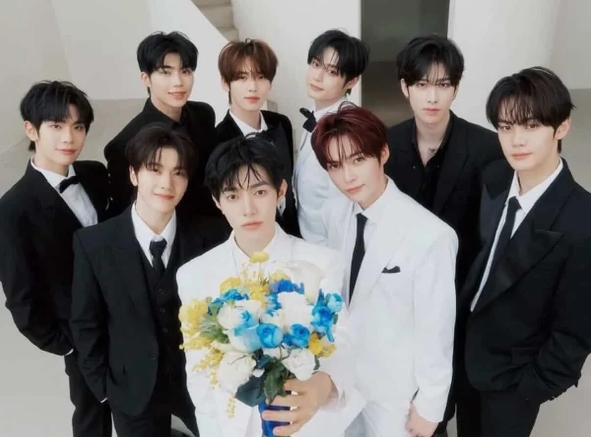 由選秀節目《BOYS PLANET》誕生的 9 人限定男團 ZEROBASEONE,自出道起便以以青春、清爽的形象加上充滿活力的歌舞而擄獲大批粉絲,是新生代男團中的人氣指標。隨著他們即將約滿解散,也已於 2 月 2 日推出最後一張專輯《Re-Flow》。