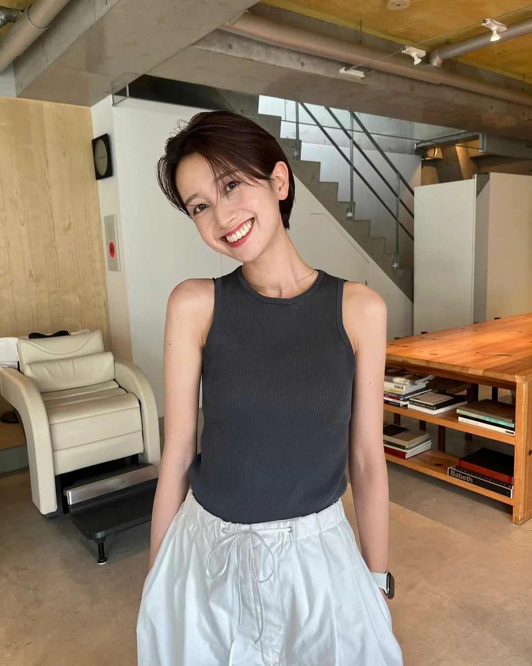 50歲減齡極短髮推薦：中分後梳