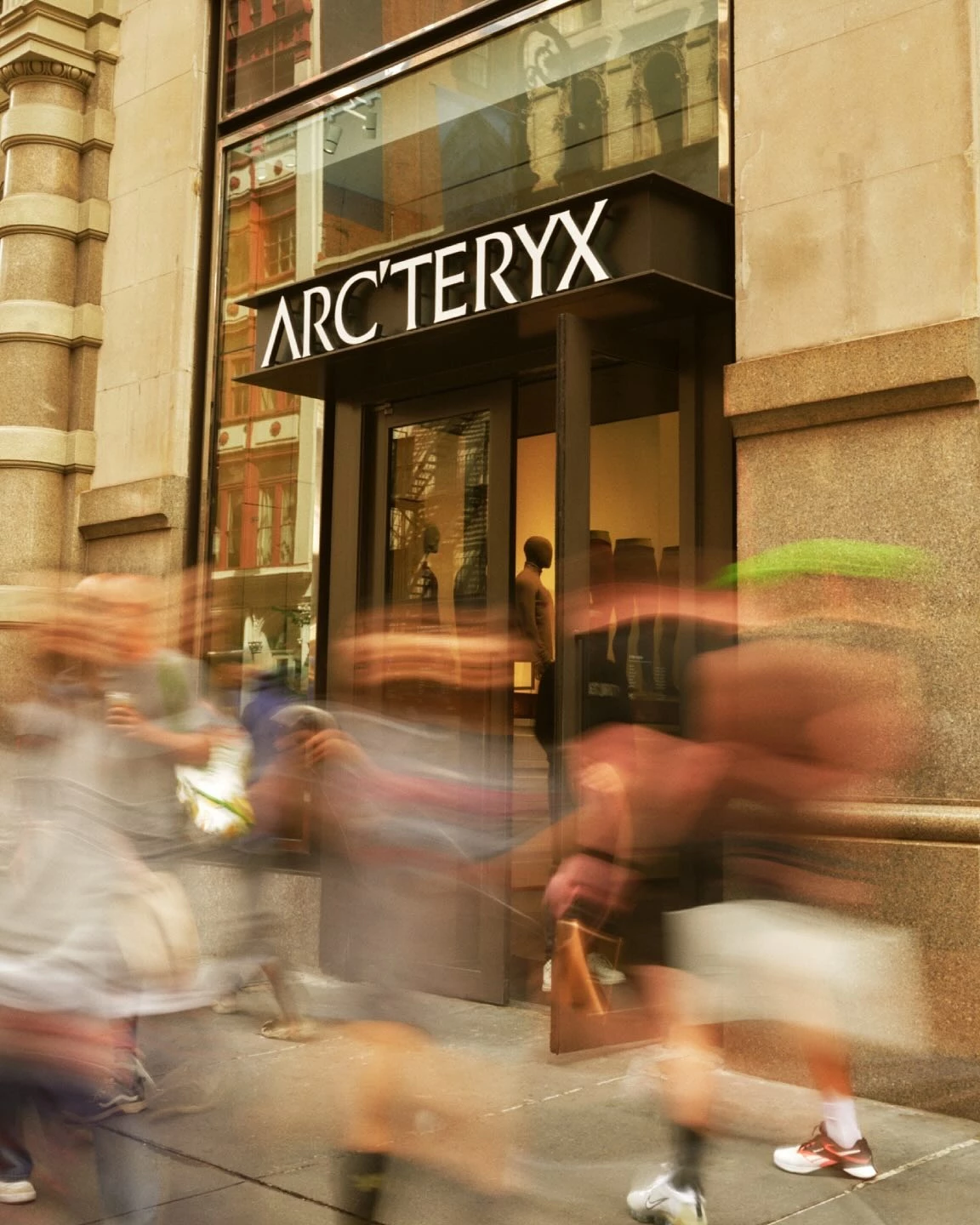 說到Arc’teryx真正賣翻的單品,根據始祖鳥門市店員的銷售經驗,其實不只是一件外套,而是從貼身層到腳下裝備,幾乎都有代表作。對「戶外小白」來說,可以從最日常的品項開始;對進階玩家來說,則能一步步升級成完整裝備。