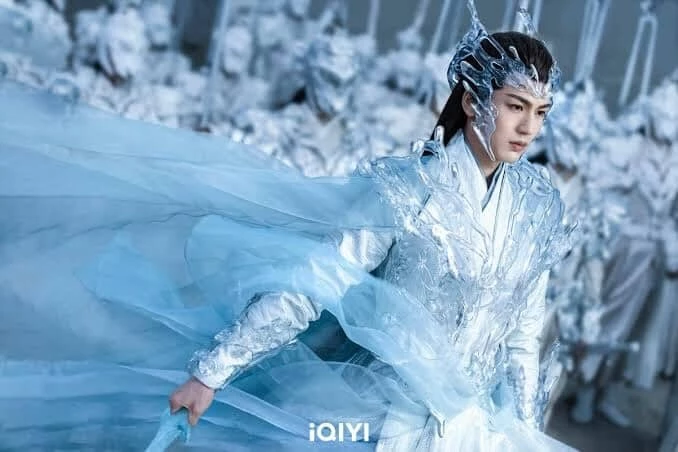 張凌赫真正讓更多觀眾認識，則是因為 2022 年出演的仙俠劇《蒼蘭訣》。他在劇中飾演仙界戰神「長珩仙君」，古裝扮相不只兼具仙氣與貴族氣息，加上角色溫柔正直、深情守護女主角虞書欣，雖然不是男主角，但隨著劇集的熱播，張凌赫的關注度也直線攀升。