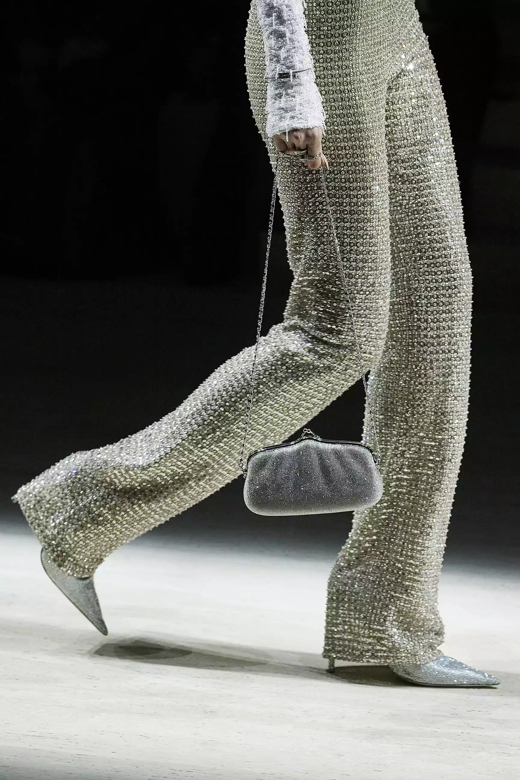 模特兒手上的Bamboo 1947以更俐落的新體積回歸,竹節提把改用柔性拼接皮革,線條乾淨許多。晚宴手拿包放大尺寸,可以裝手機。沒錯,就是這麼實際。