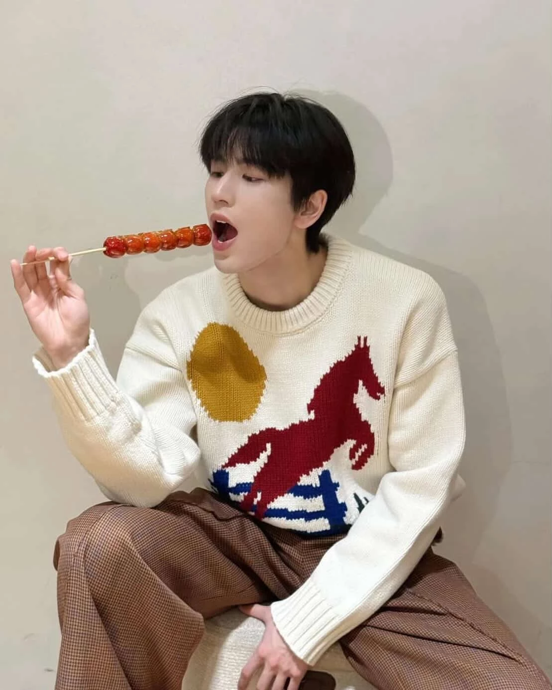 近年來張凌赫也開始參與綜藝節目，像是《你好，星期六》、《奔跑吧》等節目，在節目遊戲中，他時常因為過度認真而出現搞笑反應，或因為反應慢半拍而被主持人調侃，與高冷外型形成強烈反差，反差萌反再次圈了不少粉。