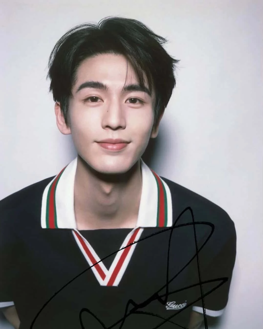 張凌赫 1997 年出生於中國江蘇無錫，與許多科班出身的演員不同，他並非戲劇學院畢業，大學就讀南京師範大學電氣工程專業，是典型的理工男。