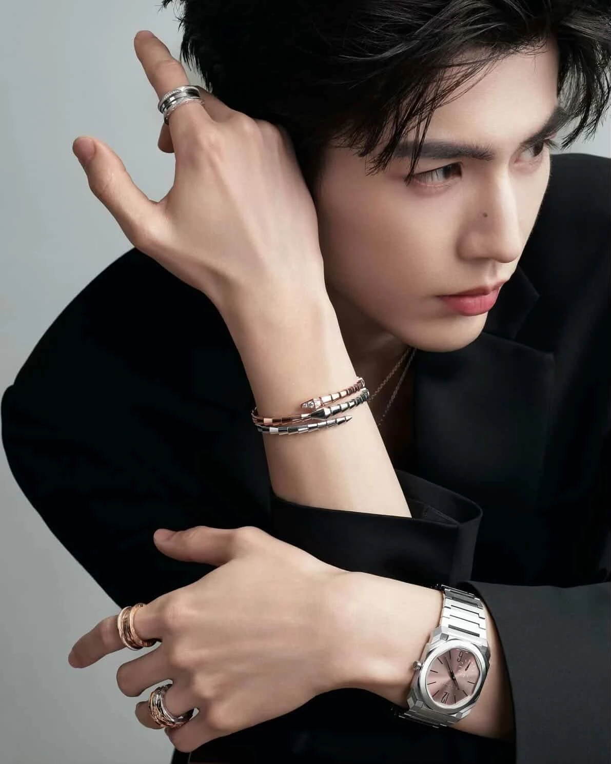 張凌赫憑藉精緻的五官、 188 公分大長腿、貴族般的高冷氣息，加上社群近 1300 萬粉絲追隨，堪稱行走的廣告看板，也因此讓他活動代言不間斷。