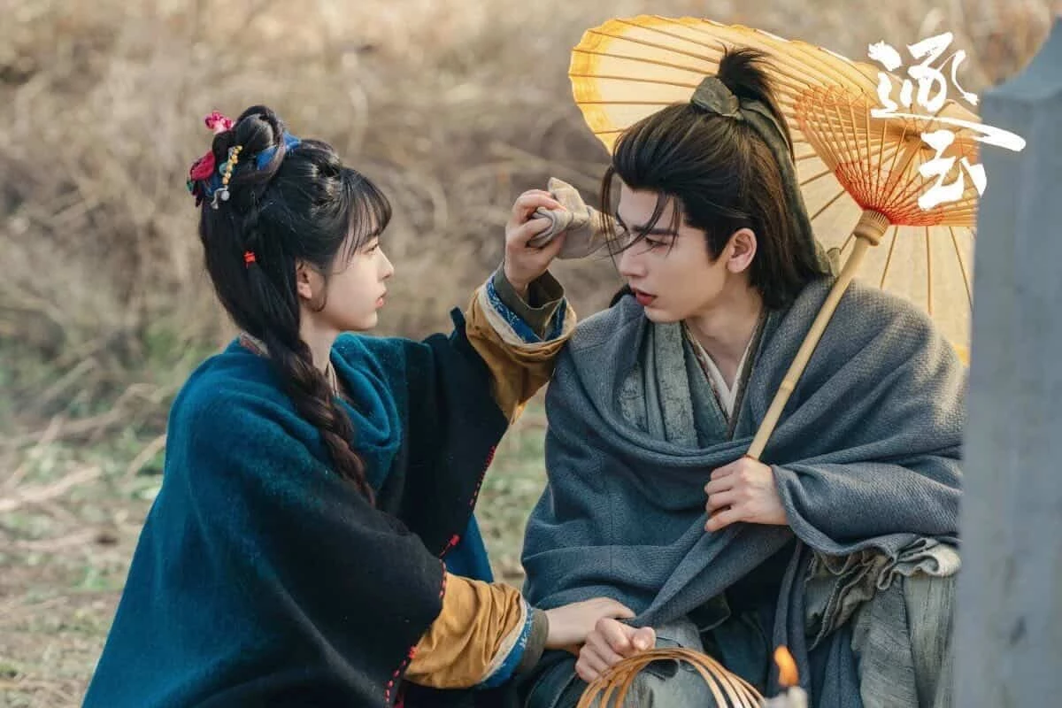 在近日熱播的古裝劇《逐玉》中，張凌赫再次挑戰古裝男主角，劇情結合古裝與權謀元素，他飾演的角色謝征看似傲嬌柔弱，卻需要在家族使命、權力鬥爭與個人情感之間做出抉擇，而逐漸蛻變成性格沉穩且富有責任感。