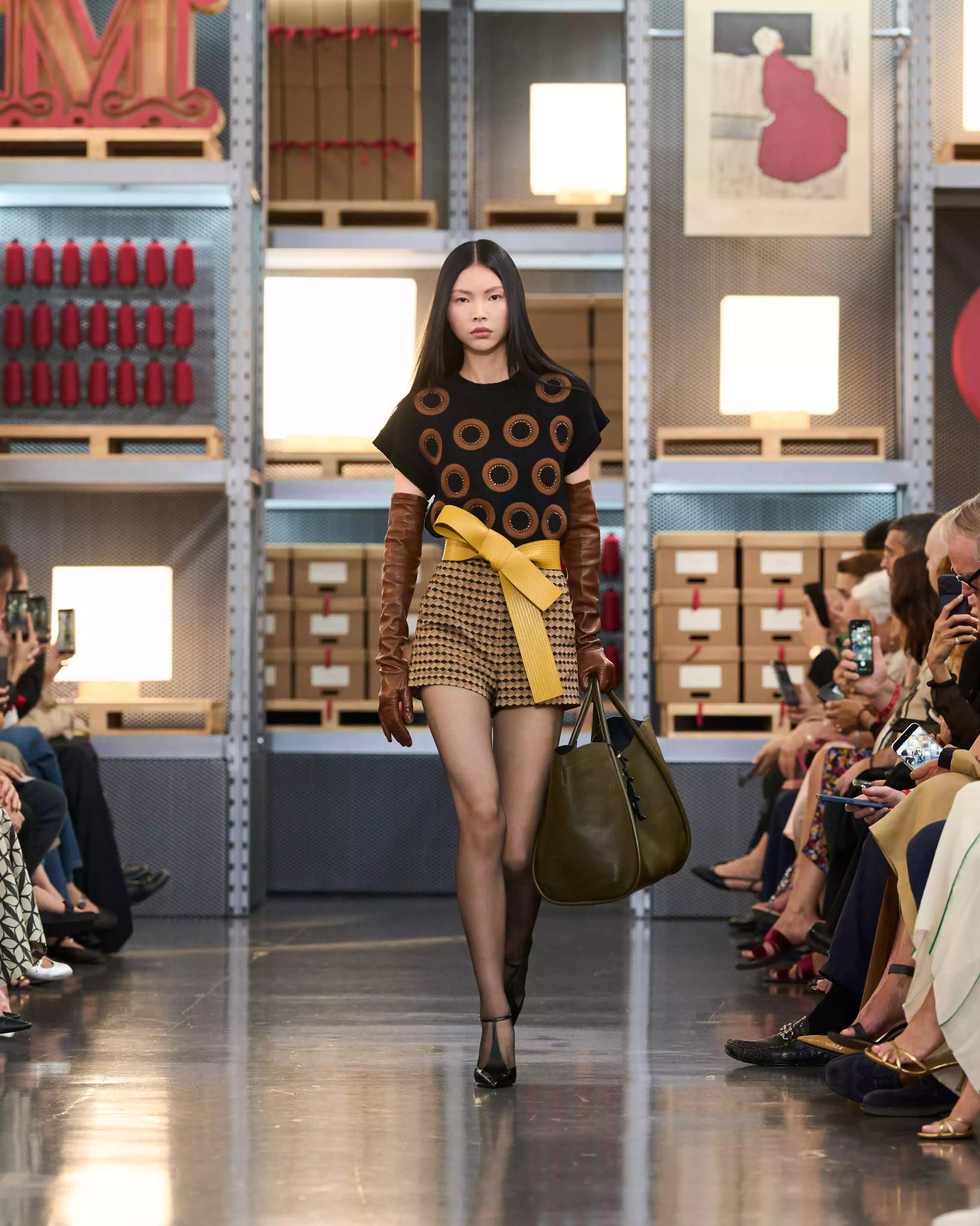 max mara 75週年上海早春大秀+展覽。2027 Resort系列主題「Kinetic Chic」：創意總監Ian Griffiths眼中的現代女性