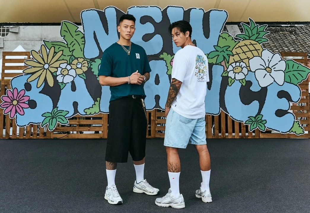 在首日演出中，男神瘦子 E. SO 以藍綠色 NB BOY  T-shirt 亮相，下身搭配黑色短褲與褲鏈點綴，增添率性層次，再以中筒襪與 740 新色穿搭，展現不刻意卻依然有型的風格。