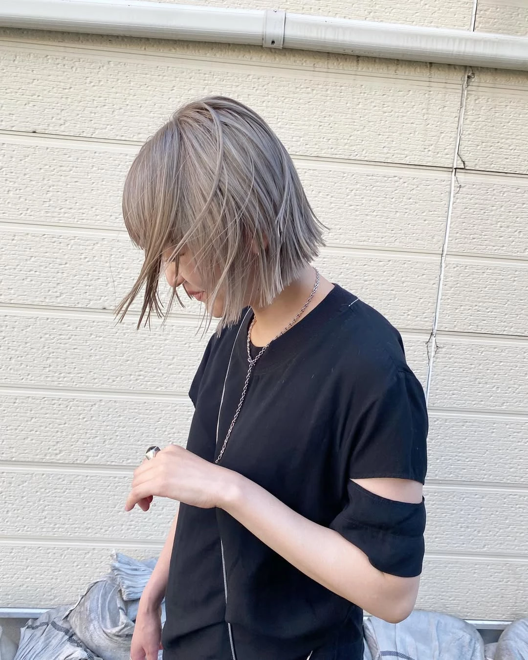 灰色頭髮造型推薦10：灰杏色翹翹頭