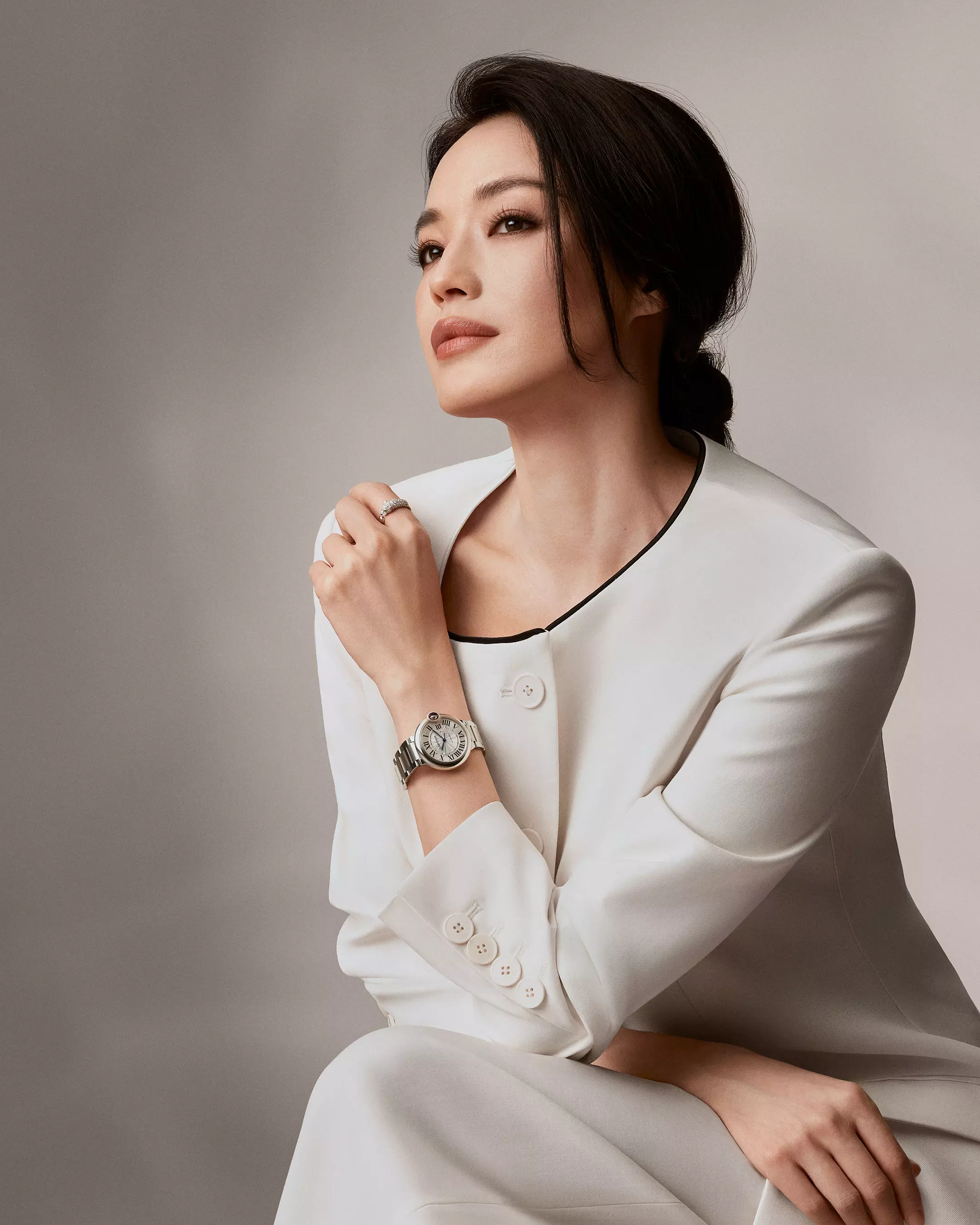 舒淇換上全白套裝造型,以俐落剪裁的白色夾克搭配長裙,整體線條乾淨、毫無多餘設計,卻展現極高級的氣場。微微合身的輪廓修飾肩頸與腰線,讓比例更加輕盈,也讓整體視覺看起來更年輕。