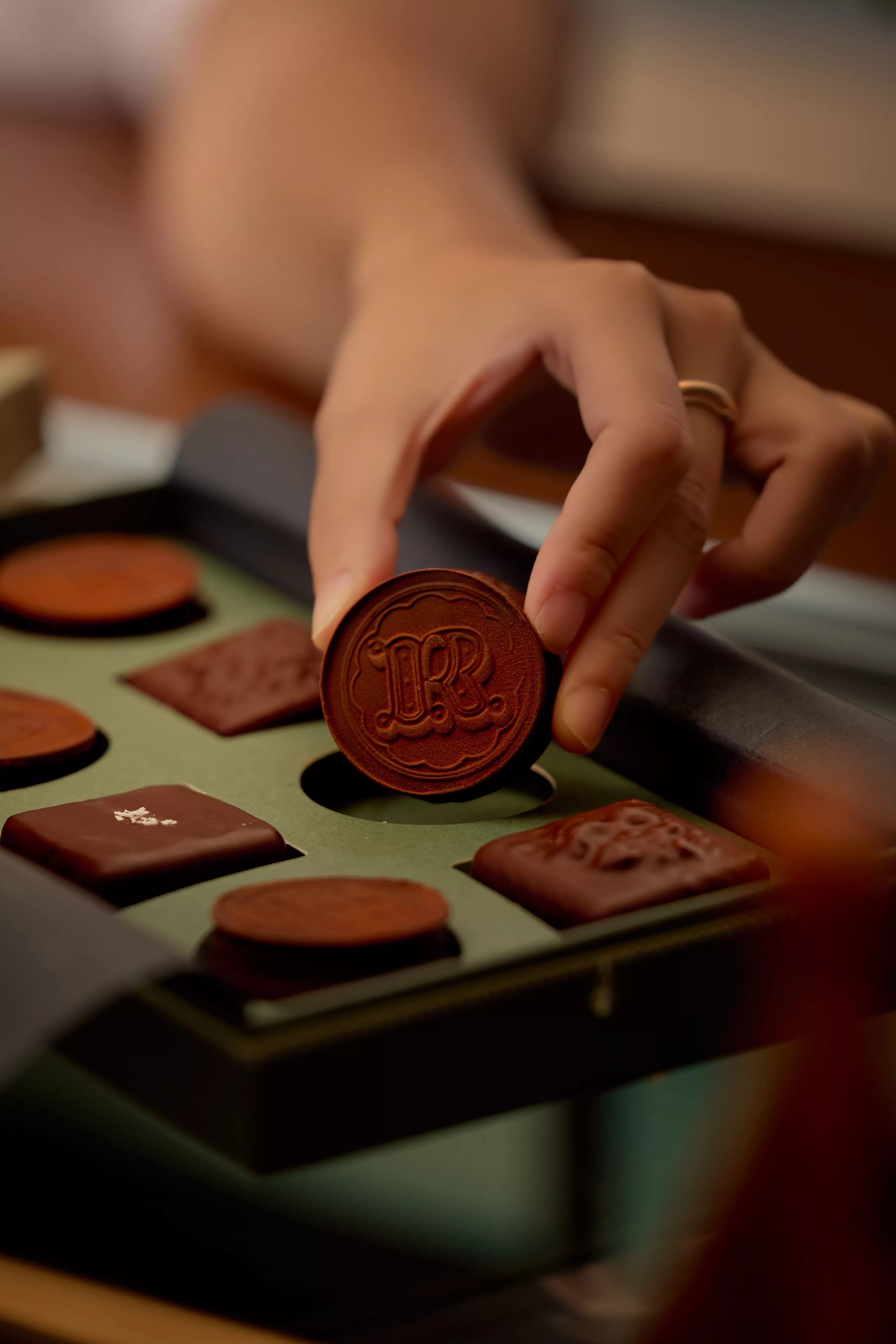 由Valda Chang 主導的「La Chocolaterie」兩週年限定禮盒超華麗，同樣延續 VNV 對巴黎生活感的描寫，這次以「巴黎的夏日」為靈感