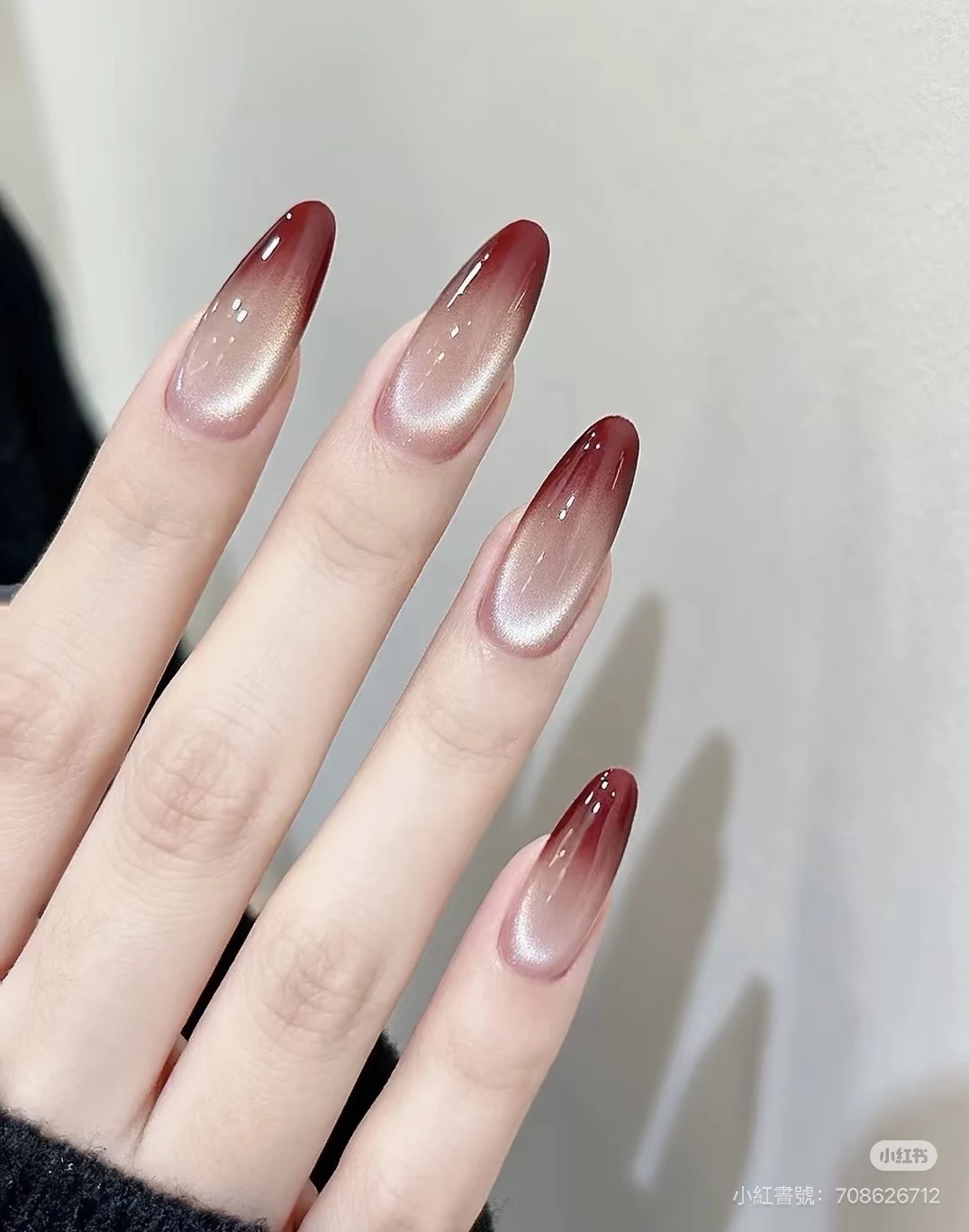 紅色玻璃珠貓眼美甲推薦10：低調漸層