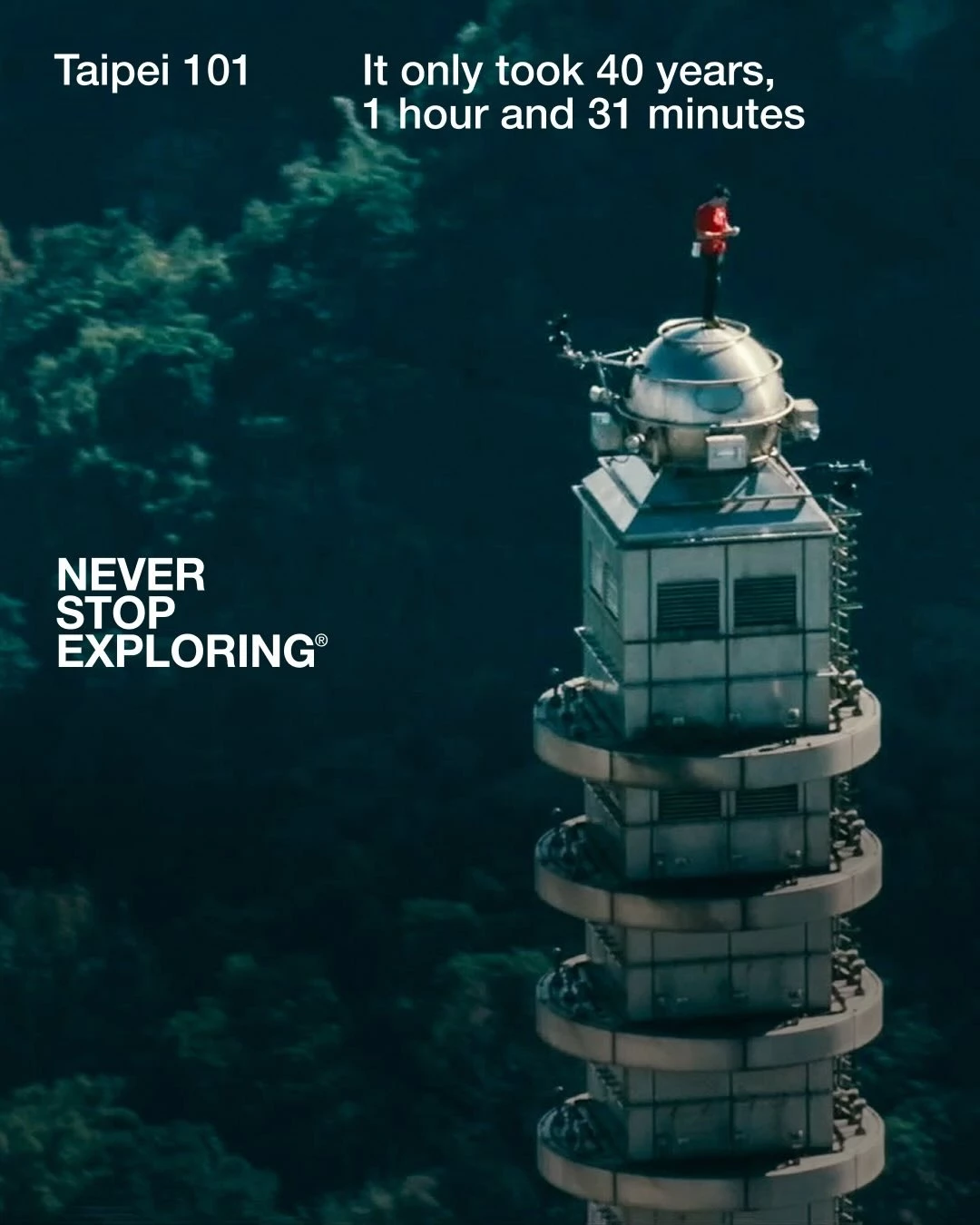 徒手攀登台北101時，Alex Honnold 身上的乍看就是一件T恤和長褲，卻是為極限環境量身打造的頂規配置，全身上身The North Face 裝備，來自品牌最高階、專為高山與長時間攀登而生的 Summit Series。貼身紅色機能上衣以透氣、快速排汗為導向，色彩上選用紅色也方便攝影師、地面支援的快速辨識。