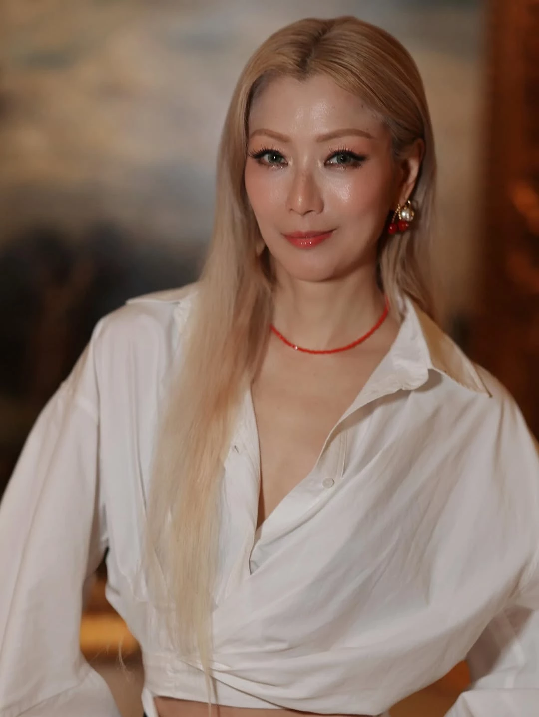 鄭秀文減齡金髮髮型推薦1:中分直長髮