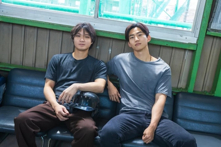  由橋爪駿輝自編自導的《靈魂之伴》,找來磯村勇斗、玉澤演、橋本愛三位橫跨日韓劇的男神女神主演,故事圍繞在日本青年琉深因間接毀掉了摯友的人生,無法原諒自己的他選擇離開日本,獨自在異國他鄉流浪,最終身心俱疲地倒在柏林的一座教堂門前,意外被韓國拳擊手約翰所救,約翰同樣背負著無法言說的過去,並同樣在異國奮力打拼,卻在這次偶然的相遇後,與琉建立起超越時間與語言的深厚羈絆。