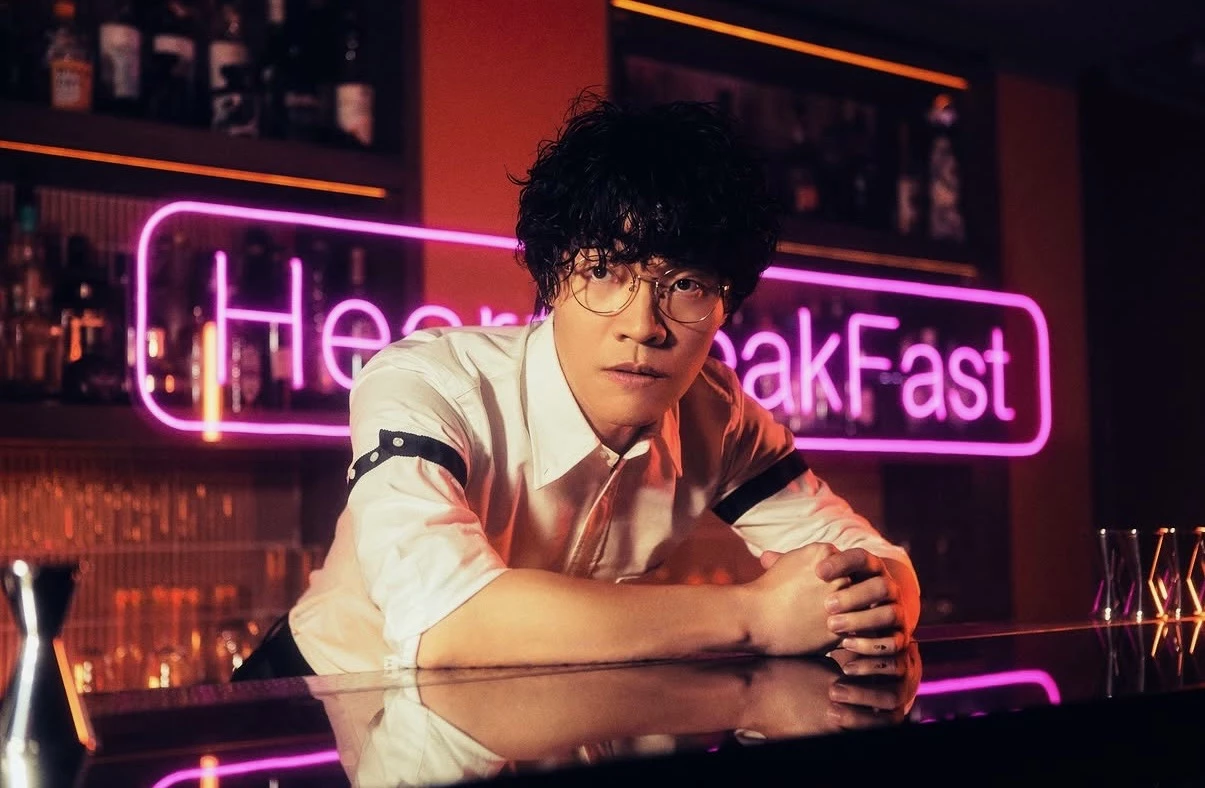 盧廣仲去年發行第七張專輯《HeartBreakFast 傷心早餐店》,把「Heartbreak」與「Breakfast」結合,打造出專門收留失戀、孤單、日常疲憊的「成人早餐店」,比起以往明亮、俏皮的校園氣質,這張作品更像是他替大家整理生活裡不太好說出口的傷心。