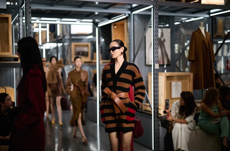max mara 75週年上海早春大秀+展覽，翻玩紅色、大衣腰帶成蝴蝶結：出神入化的整