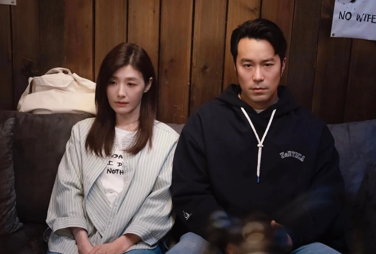 近期蘇慧倫則主演由嚴藝文編導,張孝全、朱軒洋、謝盈萱...等實力派演員出演的《欠妳的那場婚禮》而再次受到討論,蘇慧倫完美詮釋一位兼具堅硬與柔軟的中年女性,也讓觀眾看見她不只是懷舊偶像,而是一位走過婚姻、母職、淡出與回歸後,仍能把真實人生放進表演裡的成熟演員。
