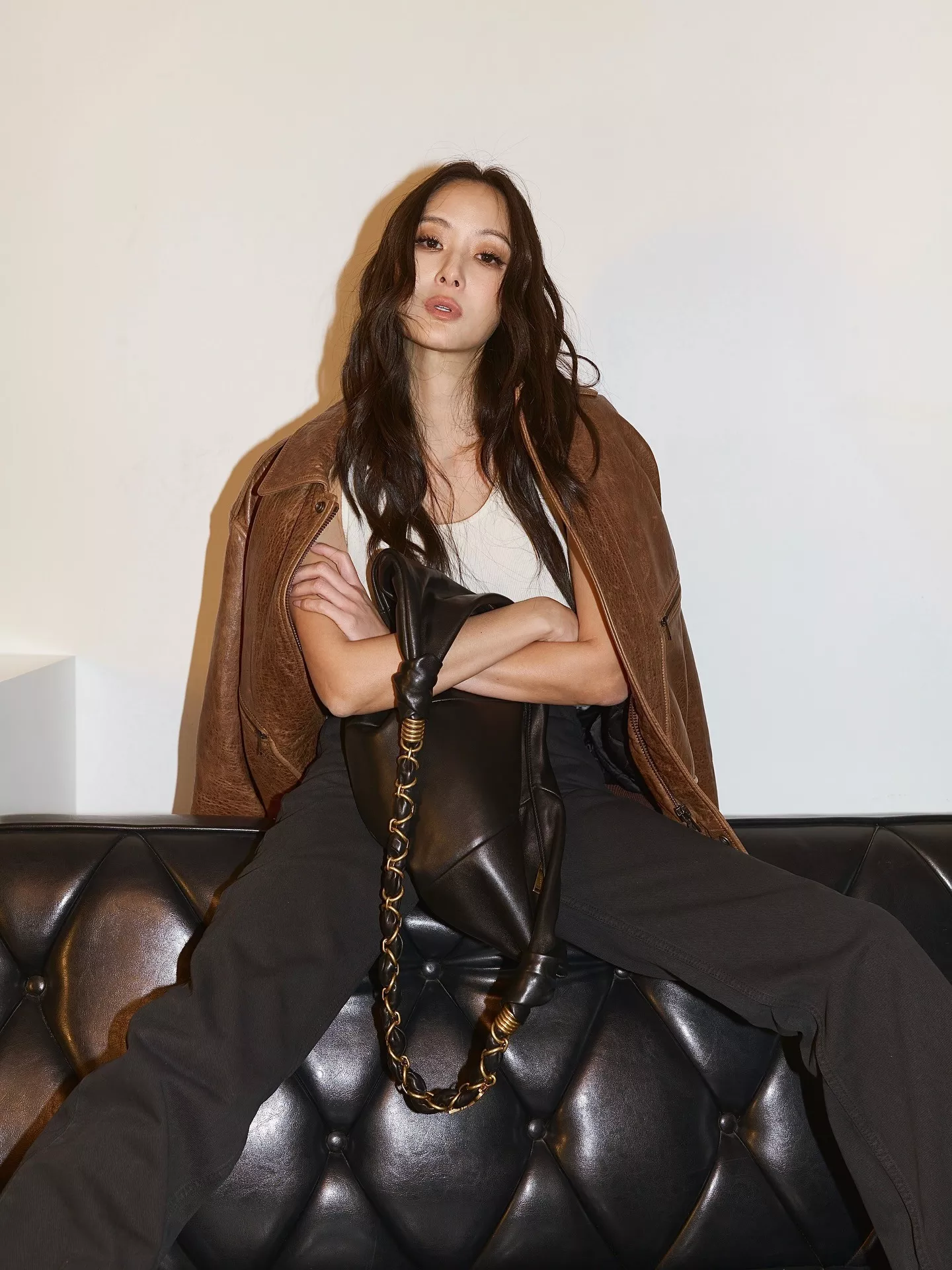 這套造型關鍵在於「材質混搭」，也是讓成熟穿搭看起來更年輕的重點之一！孫芸芸選擇以麂皮外套搭配簡約背心，透過皮革與棉質的對比，讓整體層次更豐富，同時也削弱正式感，營造出隨性不費力的時髦氛圍。造型亮點則落在Saint Laurent的Amalia大包，這一顆「Rosé同款」的寶藏包，以柔軟小羊皮打造自然垂墜輪廓，大容量設計兼具實用與造型感。