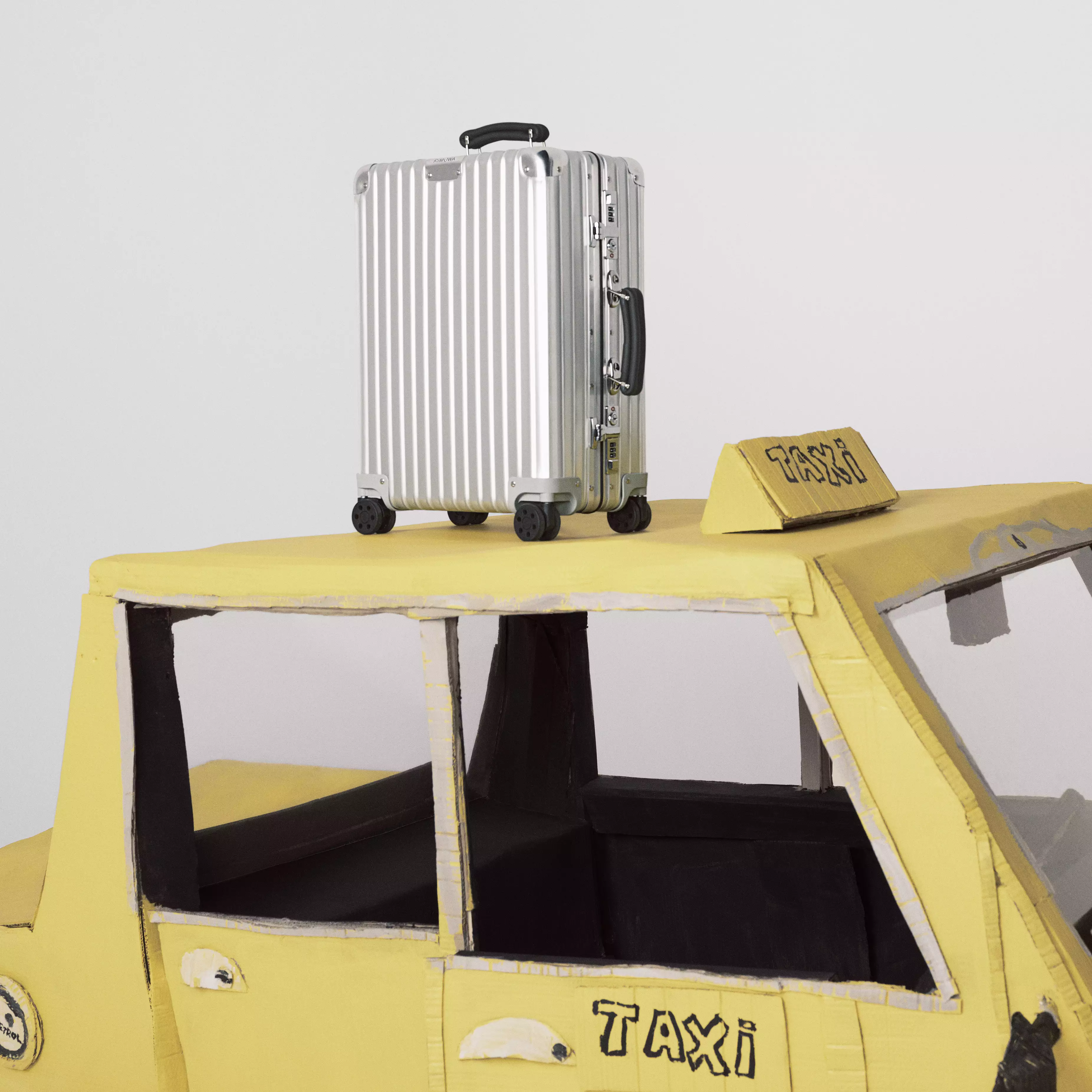 Classic系列可以說是Rimowa最經典的鋁鎂合金登機箱之一，設計延續品牌復古旅行箱的精神，加入皮革細節與金屬結構，呈現優雅又耐看的旅行風格，55公分的尺寸非常適合短程旅行或商務出差，能輕鬆放入機艙行李架，同時保有充足收納空間。（價格：NTD 50,800、尺寸：55 x 40 x 23 cm、重量：4.3 kg）