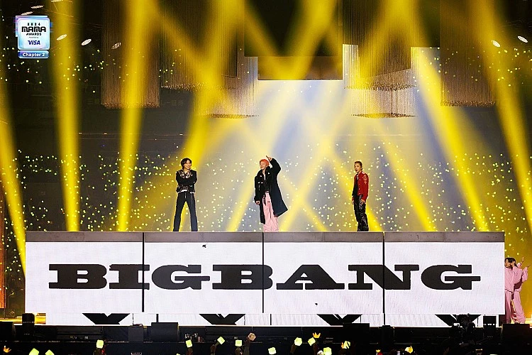 2006 年成團的 BIGBANG，以識別性十足的搶眼造型，加上一首首洗腦神曲而紅遍全球，全球累積專輯銷量超過 1300 萬張，更是第一個入選「富比士百大名人」的韓國藝人，可惜在 2017 年成員相繼入伍後，成員 T.O.P 與勝利相繼爆出嚴重醜聞，使得發展陷入困境，之後勝利宣佈無限期退出韓國演藝圈，不過隨著 G-DRAGON  自 2025 年開始發展新專輯與新巡演，加上 G-DRAGON、太陽、大聲先在 MAMA 大獎舞台合體演出嗨翻全網，也讓宣告 BIGBANG 將全面回歸。