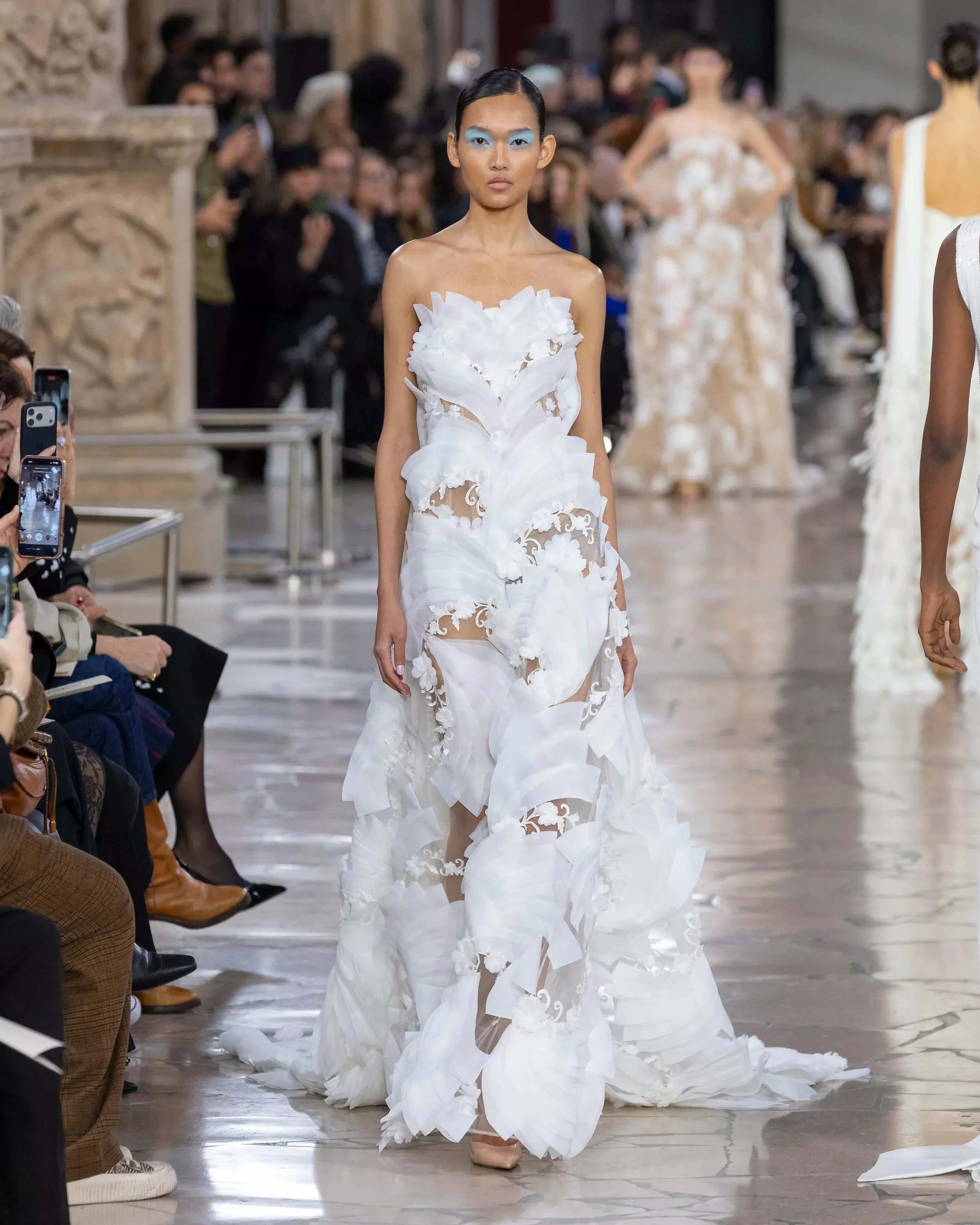 走過高級訂製週、時裝週，對Patty來說有什麼最大的不同嗎？對她而言：最大差別，是「美」的理解方式不同，她認為，高級訂製還是以禮服為主，是一種普羅大眾相對容易理解的美；但時裝週不太一樣，它會讓人接觸到更多不同的審美，有時並不是“第一眼美女”，甚至可能挑展傳統的審美，也因此更需要真的去讀懂設計師背後的設計理念，以及品牌想說的故事，才會理解那個系列為什麼成立。