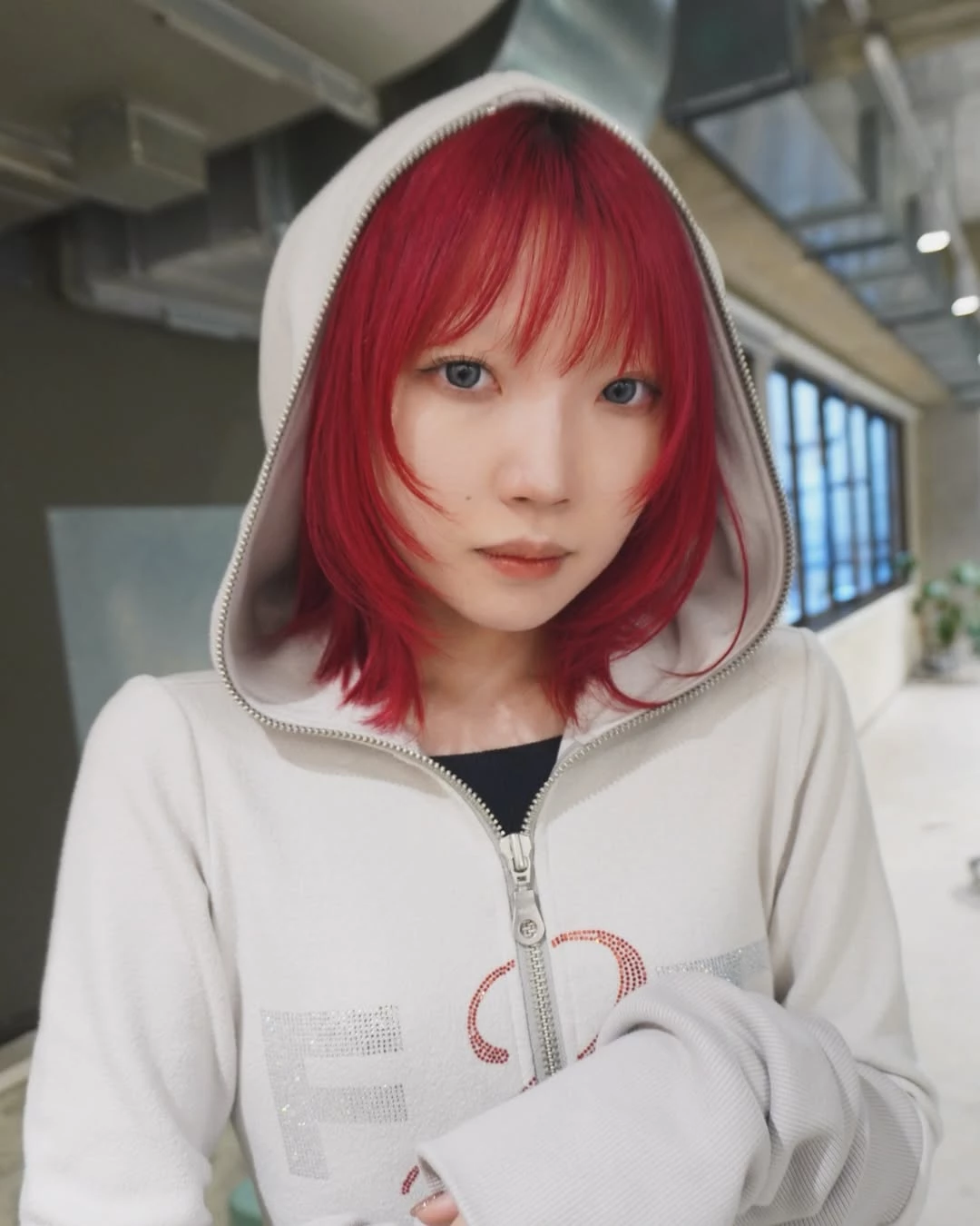 紅色頭髮造型推薦16：小顏剪波波頭