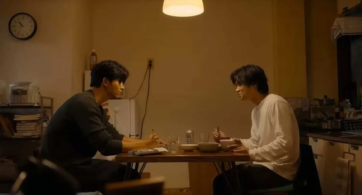  《靈魂之伴》在上週上線 Netflix 後,儘管兩位主角情感推動的步調緩慢,劇情也沒有太多大起大落,贏得一面倒的好評。其中最被肯定的地方,是劇情沒有把「靈魂伴侶」拍成速食式的浪漫關係,而是用極慢、極安靜的方式,描寫兩個破碎的人,如何在十年間成為彼此活下去的理由,兩人跨越語言與文化的隔閡,大量的時間流逝與互動留白,反而成為情感最好的載體,也傳遞出「有些人不是戀人,卻比戀人更深刻」的連結。