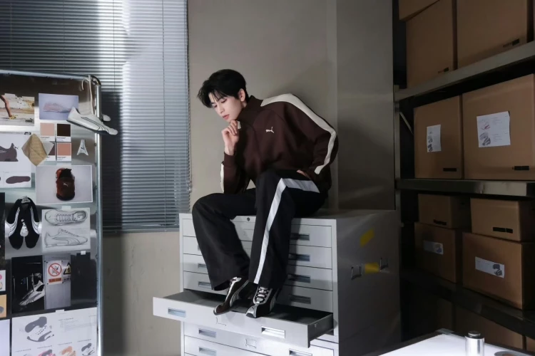 於三月初，Puma正式宣布張凌赫出任全新代言人，與BLACKPINK Rosé成為一家親。於最新曝光的形象大片中，張凌赫走進Puma 品牌檔案室，在回望經典的同時，也演繹當代男星獨有的率性魅力。當他手持 H-Street OG 隨型鞋 入鏡，這雙曾在田徑場上留下傳奇印記的鞋款，也正式從運動跑道回歸街頭視野。