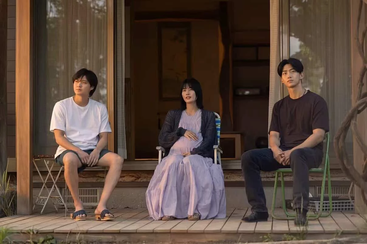 而不少人將《靈魂之伴》譽為「 BL 版《一公升的眼淚》」,而最催淚的地方,並不是靠灑狗血或煽情的劇情讓人哭,只是讓觀眾一路看著兩個受傷的人,明明很努力地生活、愛人、相信未來,甚至好不容易在彼此身上找到活下去的理由,卻仍然敵不過現實的殘酷,最後被命運推向無法圓滿的結局...